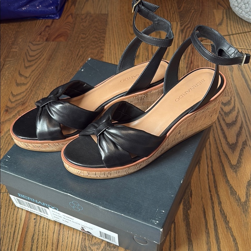 NIB NWT Bernardo Kearny Black Leather Wedge Sandals, 9.5